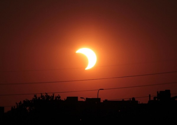 1280px-partial_solar_eclipse_may_20_2012_minneapolis_minnesota_tlr1